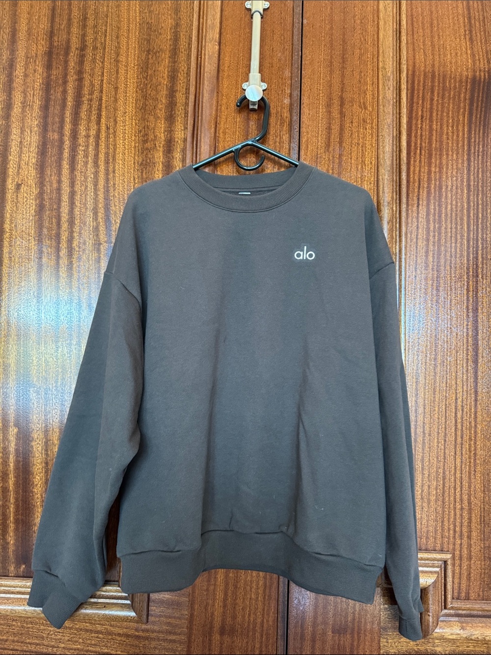 ALO Yoga women’s Crewneck Sweatshirt in Brown with White Logo